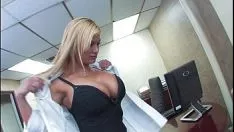 Reproducir Porno con un gendarme se folla a su jefe en su oficina