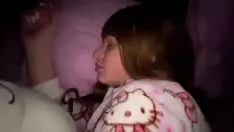 Oynat Huzur içinde uyurken onu sikikleri
