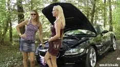 Afspelen Hij reed de meisjes in een BMW en nu neukt hij ze in het bos, anders laat hij ze achter
