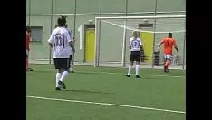 Oynat Bazı taraftarlar onu sahada ve soyunma odasında futbolcularla vuruyor.