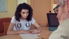 Oynat Genç esmer Romen doyumsuz horoz