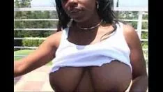 Jouer Albu questo scopa la donna nera africana tra i suoi seni grandi e sporgenti