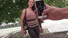 Redare Bruneta Model Pozata Cu Telefonul Si Fututa
