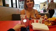 Oynat Fast Food Tuvaletindeki Parçalara Ver