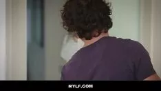 Redare Baiat viril satisface mama si fiica nimfomane dornice de sperma