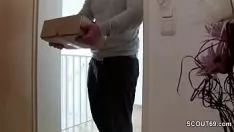 Oynat Eve bir paket getiriyor ve o sadece bir başlıkta oturuyor