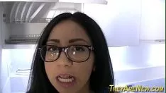 Redare Bruneta rusinoasa umpluta de sperma