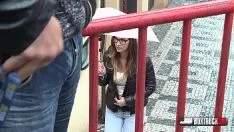 Redare Naomi Bennet sedusa si penetrata in cub de sticla
