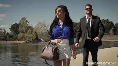 Reproduzir A boa morena fode o guarda-costas
