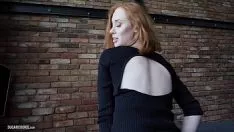 Reproducir Lenina muestra su coño y chupa la polla