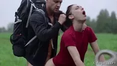 Reproduzir Virgin Pussy sendo fodida na chuva com os pés na montanha