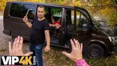 Reproduzir Ela tem que segurar a cabeça com as mãos quando o homem a fode na boca até sufocá-la