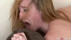 Jouer Xxx avec l'homme qui ne peut pas faire face à trois bonnes mauvaises chattes
