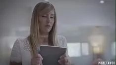 Jouer Pute de luxe avec de super gros seins qui pose son partenaire sur le sol et grimpe