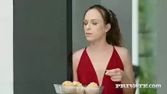 De brunette bebrilde vrouw met tatoeages op haar lichaam die een intieme relatie onderhoudt met een man
