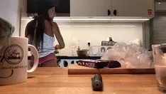 Afspelen Brunette met zeer sexy ondergoed die daarna in een jacuzzi wil baden