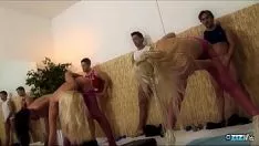 Abspielen Drei junge Frauen führen eine sehr intensive Erotikshow auf