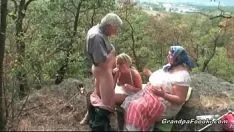 Oynat İki Babute Muite Ve Yaşlı Bir Adam Tarafından Dağda Sert Becerdin