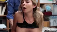 Jouer Sensation de plaisir pour un mec qui taille une pipe à une brune sexy