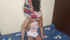 Reproduzir A loira de buceta raspada é acordada de seu sono pela amiga que