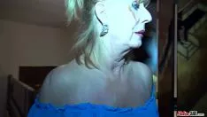 Redare Face sex oral unui tip la malul marii o femeie dezbracata in totalitate