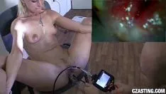 Afspelen Magere zigeuner met borsten die te groot zijn voor haar uitgeklede lichaam