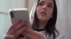 Jouer Les lesbiennes rousses tchèques Katy Rose et Betzz surprises en train de tricher avec des ciseaux et un léchage de chatte