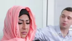 تشغيل الحجاب يرتدي في سن المراهقة يحصل على قصفت في المتشددين كس اللعين