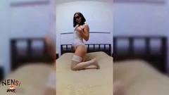 Hete tiener Nensi Fox heeft een intens solo-orgasme in lingerie