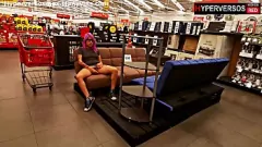 Abspielen Latina-Exhibitionistin zeigt ihren Tanga im Supermarkt