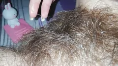 Jouer Orgasmo amatoriale della figa pelosa con azione del vibratore in primo piano