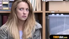 Jouer Colta in flagrante: piccola teenager costretta a fare una pecorina hardcore