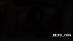 Abspielen Die Rothaarige Lauren Phillips wird mit ihrem rosafarbenen Lieblingsdildo intim!