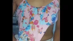 Jouer Momento intimo della figliastra: le tette naturali perfette della bionda europea palpeggiate in un video amatoriale