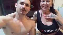 Jouer La dea del fitness tatuata sperimenta un grosso cazzo in POV