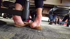 Afspelen Openhartig Aziatisch studentenmeisje pronkt met haar sexy voeten en schoenen