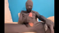 تشغيل جلسة استمناء منفردة في سن المراهقة في بذلة أسود