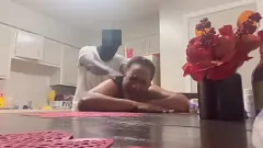 Reproducir Cumshot sobre las tetas naturales de la joven ébano después de la cocina hardcore.