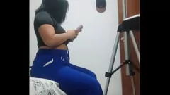 Jouer Milf latina grésillant Stepaunt devient coquine seule à la maison avec un jeune étalon