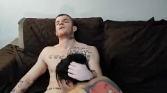 Oynat Dövmeli sarışın büyük dick ve seks makinesinde vahşi gidiyor