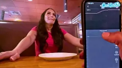 Oynat Etkileşimli oyuncakla halka açık orgazm: Alexa Payne'in öğle yemeği mastürbasyon oturumu