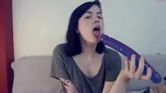 Jouer Webcam Brunette Teen Stacy Moon si scatena con il gioco di dildo e Deepthroat