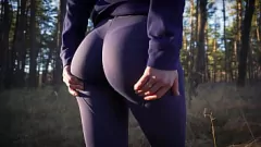 تشغيل لاتينا جبهة مورو في سروال اليوغا Skintight تومض غنائمها التي لا تقاوم في البرية