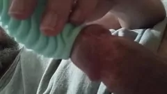 Jouer Horny Babe ne peut pas résister au nouveau jouet: masturbation intense et éjaculation