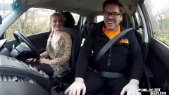 Jouer L'étudiant en conduite aux gros seins obtient une putain d'orgie de voiture publique