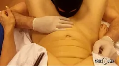 Jouer Une infirmière coquine dans les gants en latex se fait doigter et léché à l'extase POV