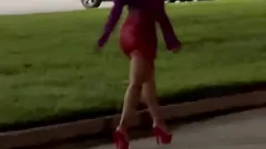 Jouer Baise extérieure chaude avec une pute sexy en talons hauts