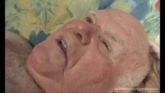 Oynat Küçük bir horoz ile santa bir esmer kedi sikikleri filme