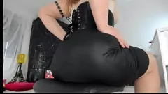 Jouer La MILF Sonya in corsetto di pelle nera e gonna attillata scuote e sculaccia il suo grosso bottino