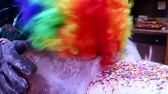 Odtwórz Wielki tyłek Victorii Cakes zamieniony w pyszne ciasto przez Klauna Gibby'ego